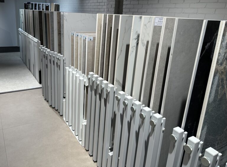 Tegelkasten met tegelcollecties in de showroom