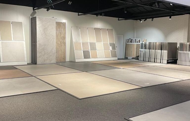Sfeer in de tegelshowroom in Helmond