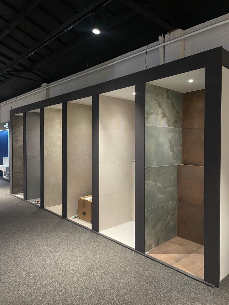 Tegelopstelling in de showroom in Helmond