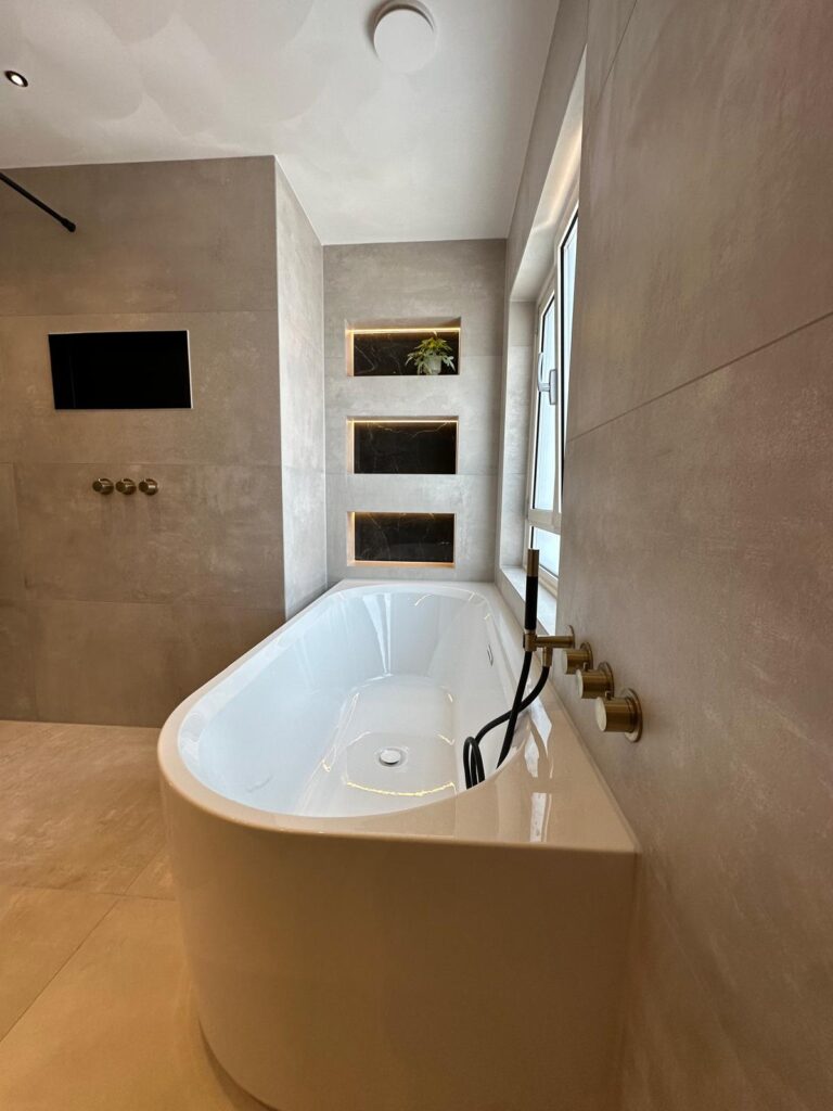 Badkamer met zwart marmer en messing kranen - foto 3