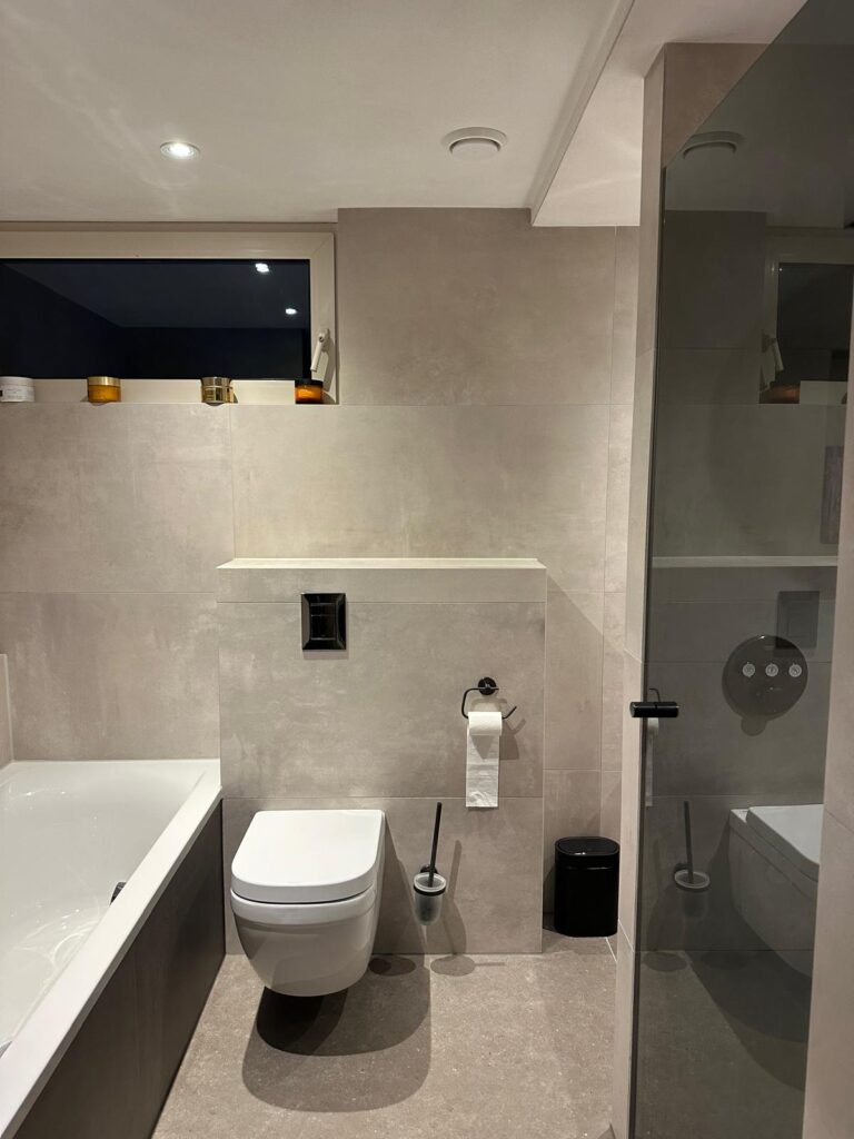 Badkamer in natuursteenlook met koperen kranen - foto 4