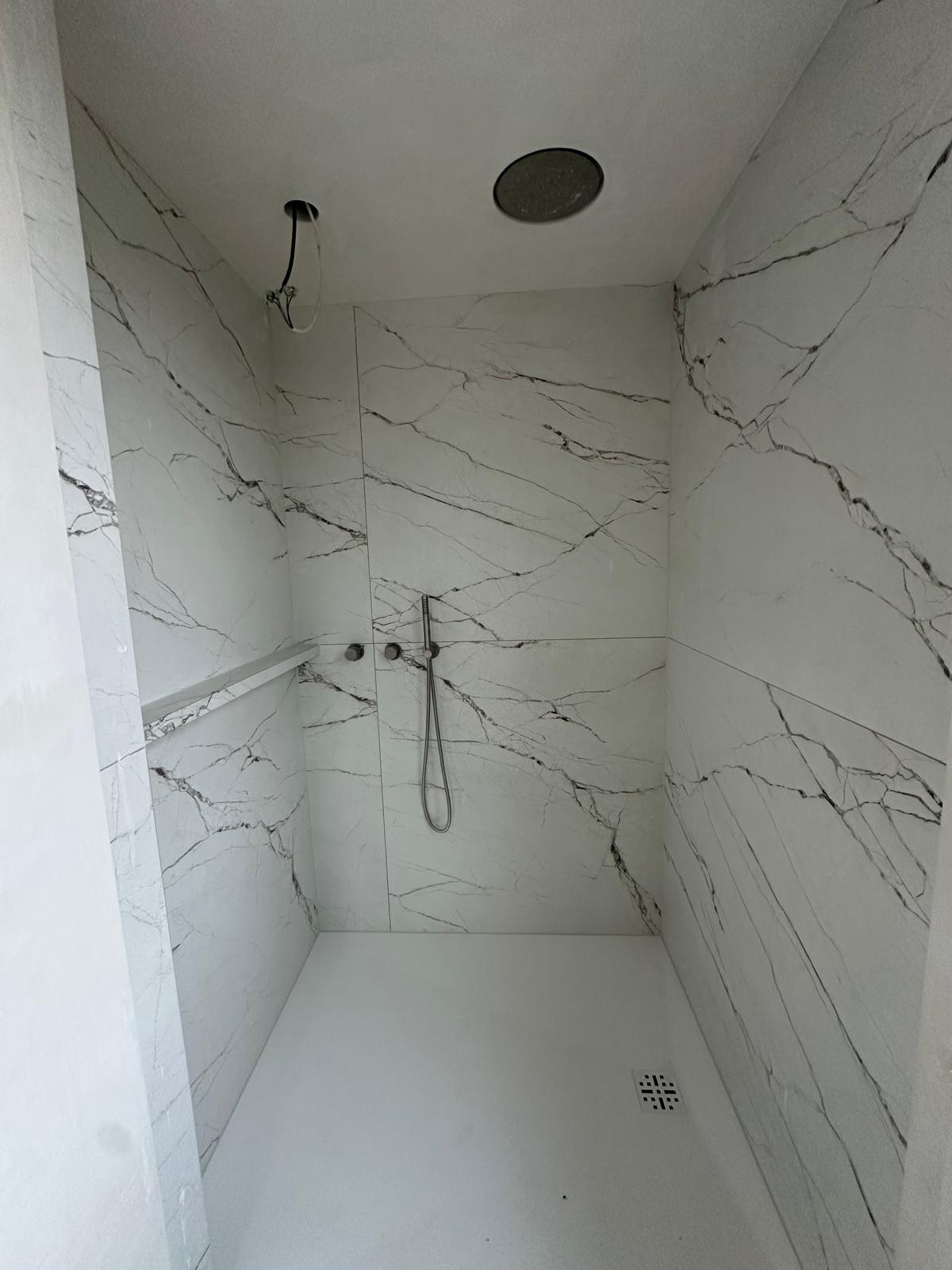 Douche en toilet in witte marmerlook - foto 1