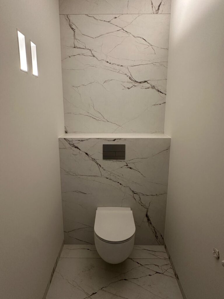 Douche en toilet in witte marmerlook - foto 2