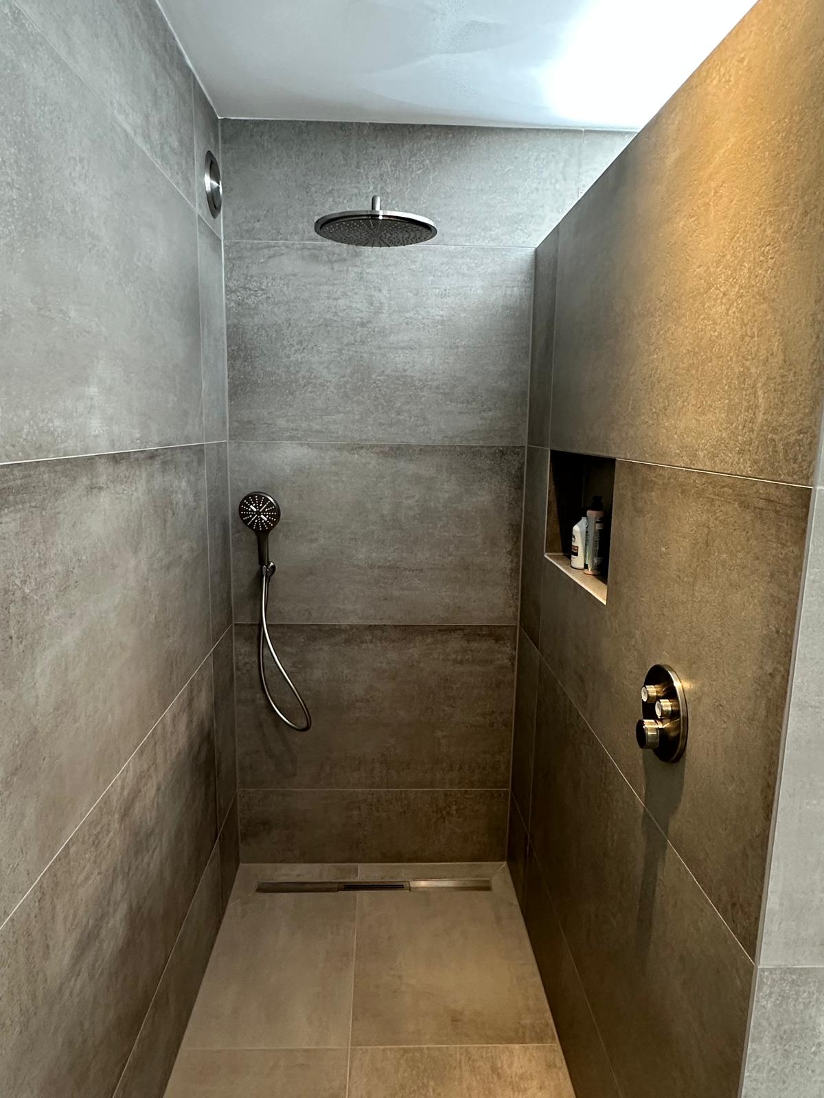 Grijze badkamer in betonlook met inloopdouche en bad - foto 1