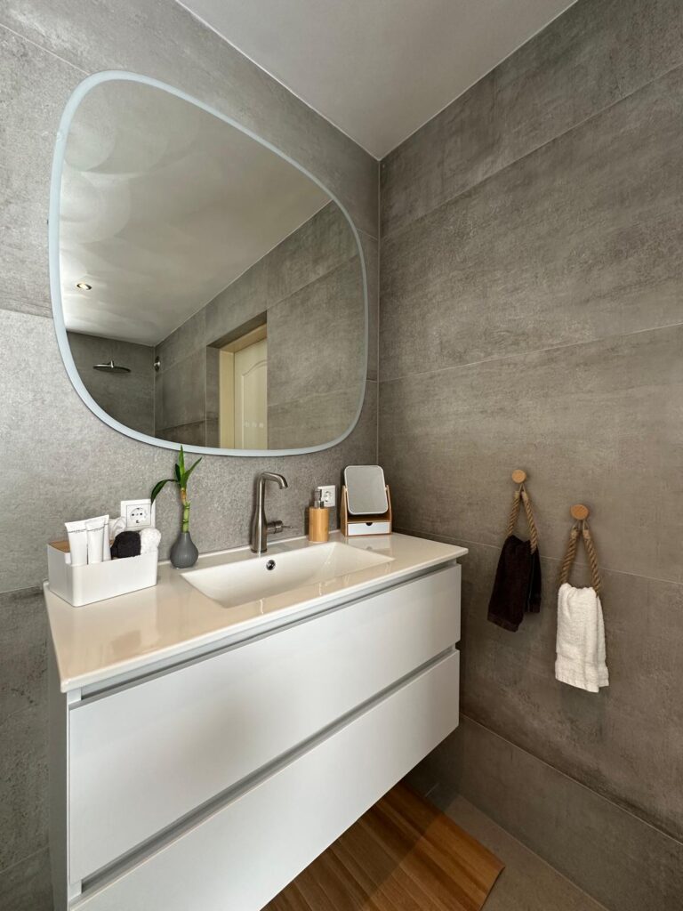 Grijze badkamer in betonlook met inloopdouche en bad - foto 4