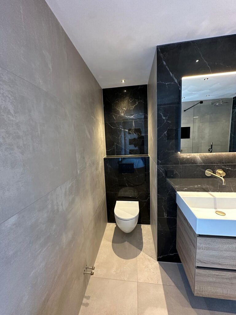 Badkamer met zwart marmer en messing kranen - foto 4