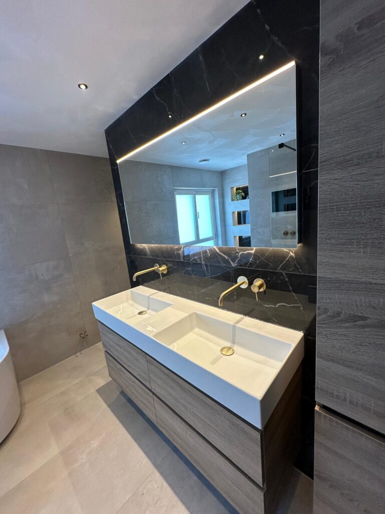 Badkamer met zwart marmer en messing kranen - foto 2