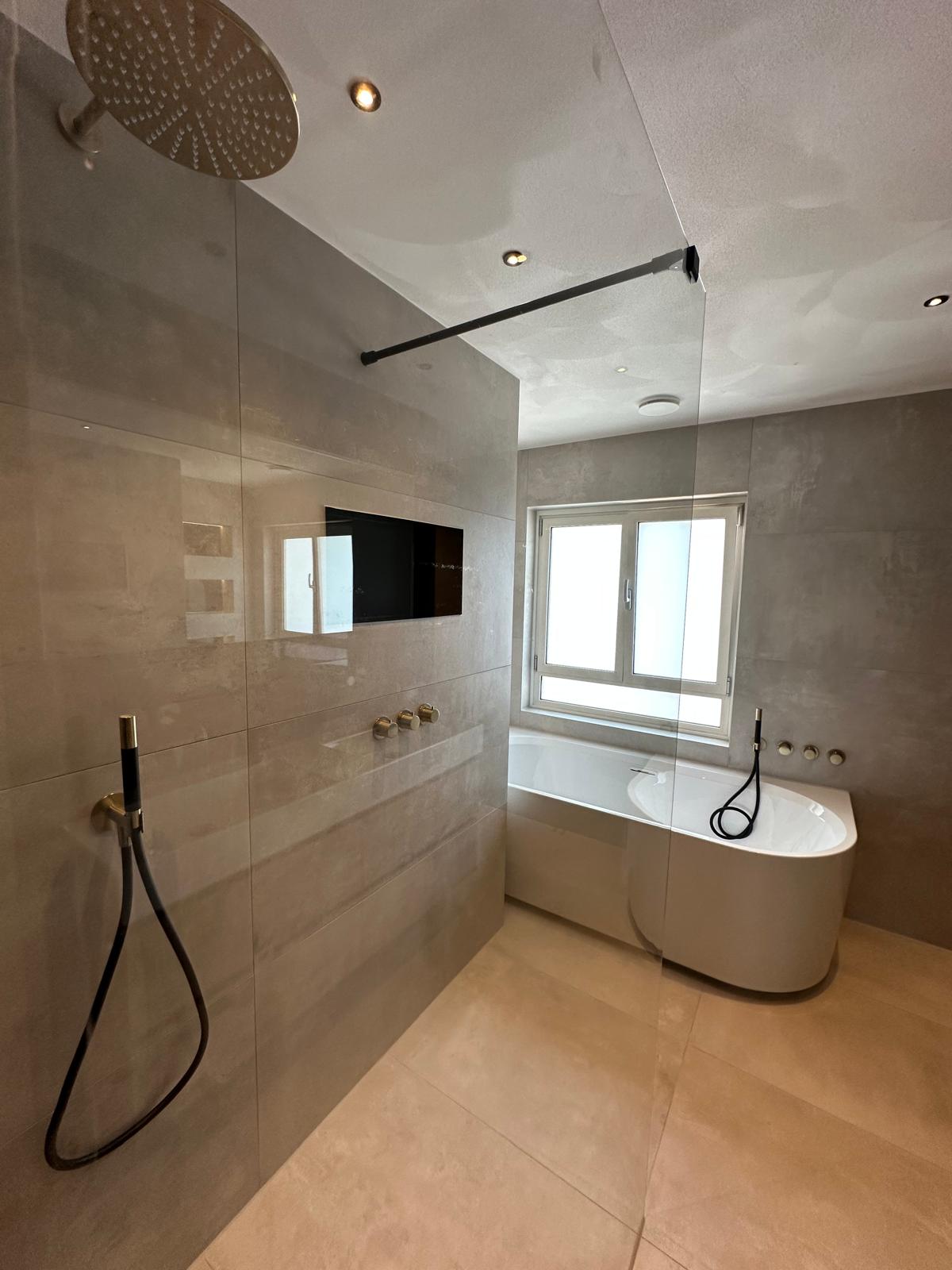 Badkamer met zwart marmer en messing kranen - foto 1