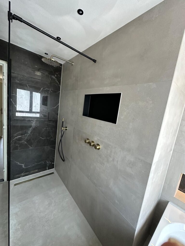 Badkamer met zwart marmer en messing kranen - foto 5