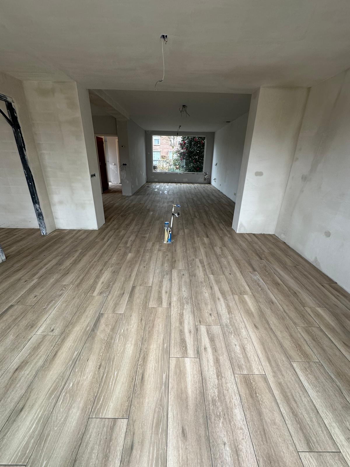 Houtlook tegelvloer in een woning - foto 1