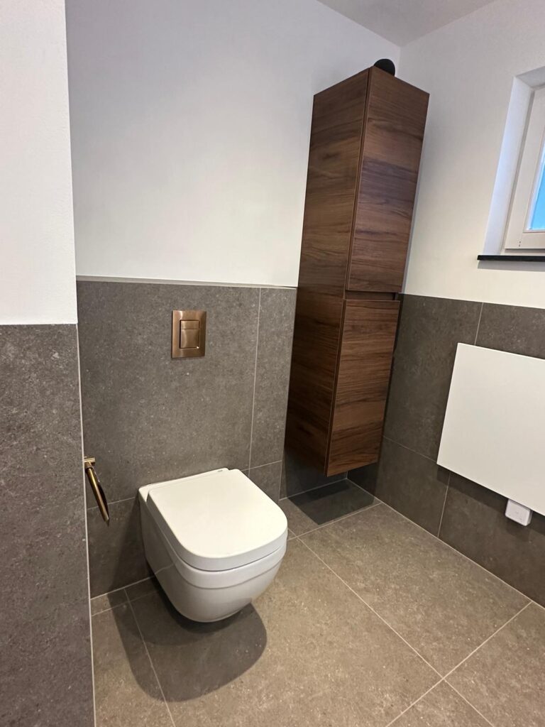 Badkamer in natuursteenlook met koperen kranen - foto 3