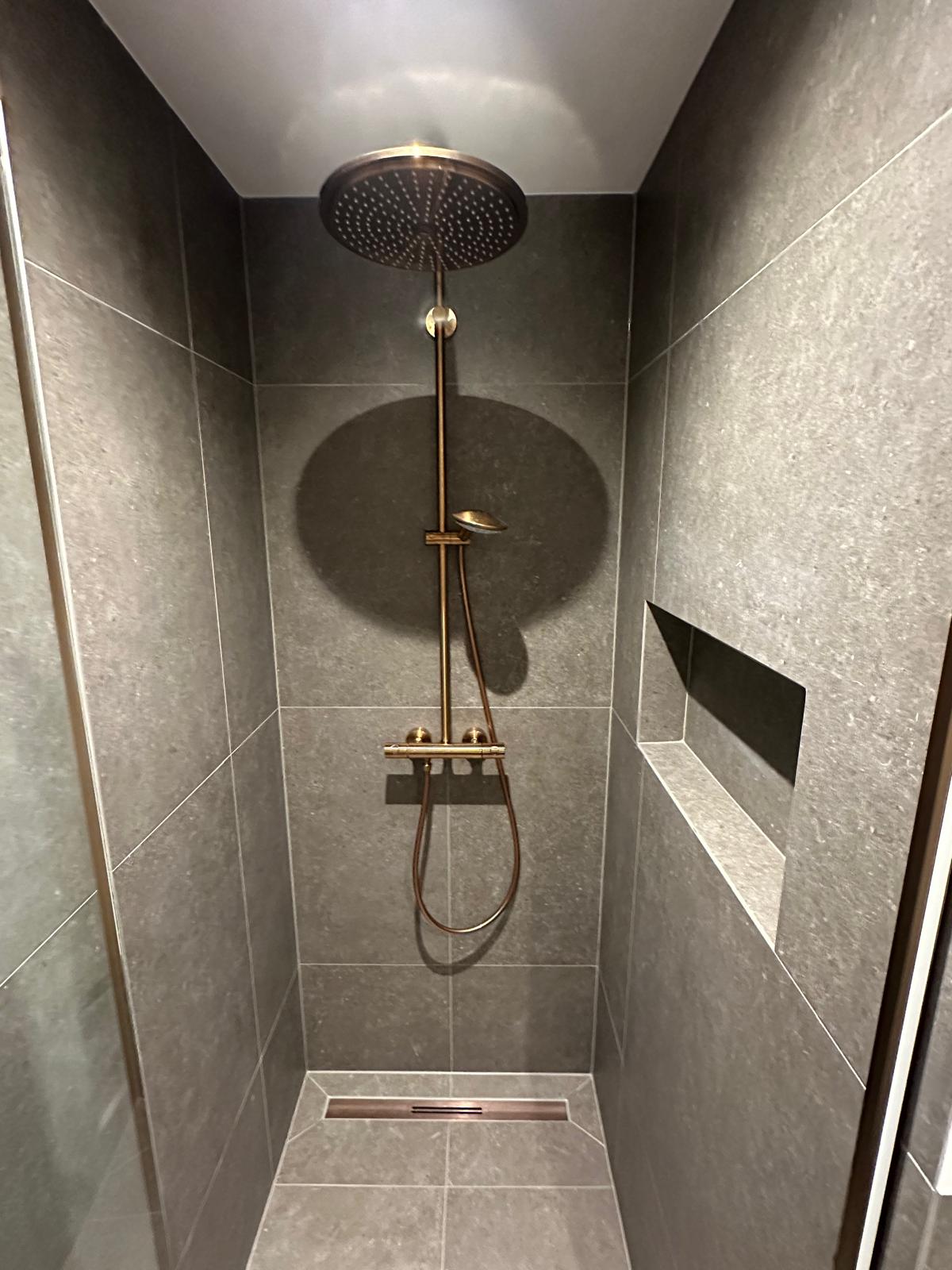 Badkamer in natuursteenlook met koperen kranen - foto 1