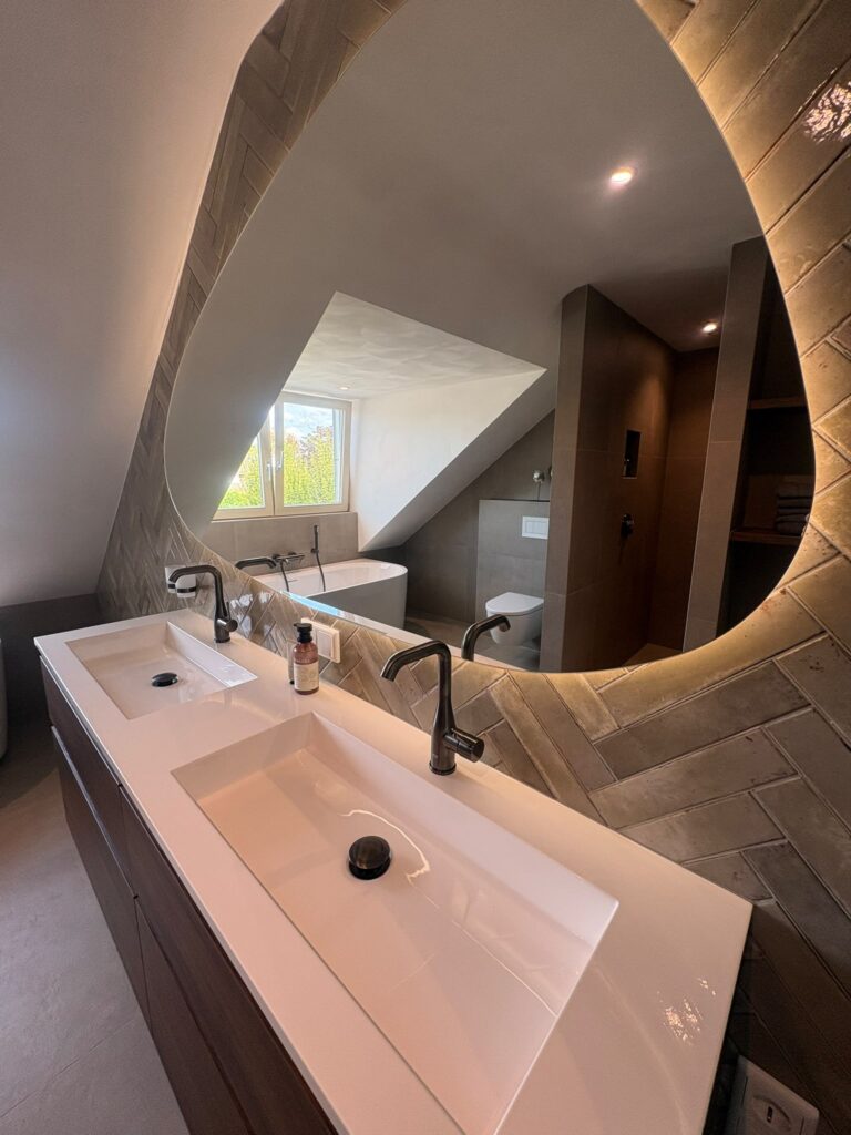 Zolderbadkamer met walnoot meubel en vrijstaand bad - foto 5