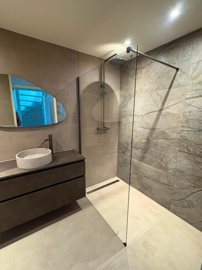 Badkamer en toilet met Kronos Terra Crea en Raku accentwand