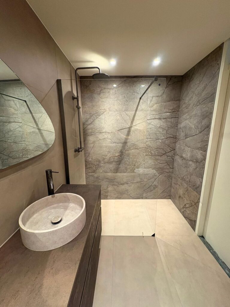 Badkamer en toilet met Kronos Terra Crea en Raku accentwand - foto 3