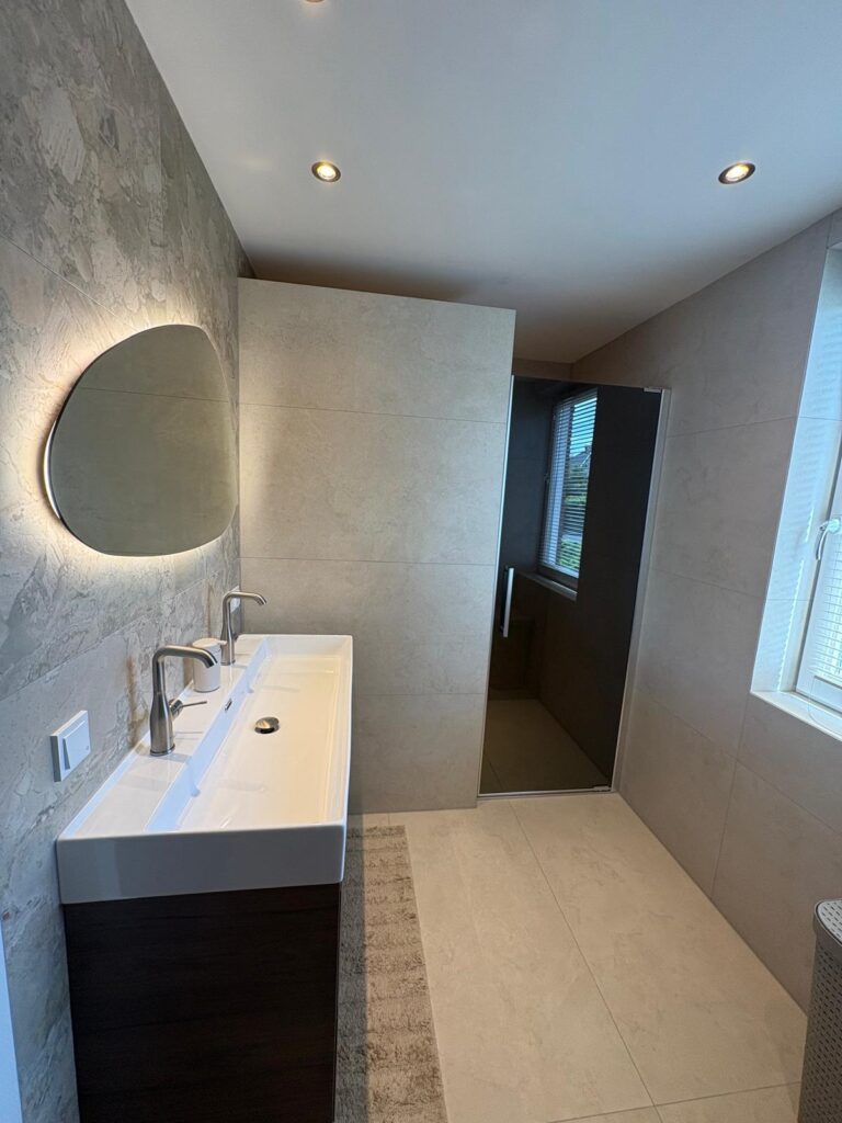 Grijze badkamer in betonlook met inloopdouche en bad - foto 5