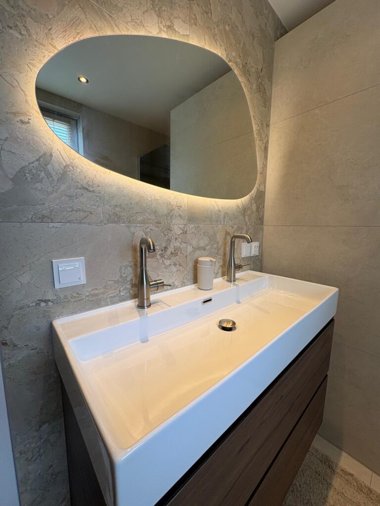 Grijze badkamer in betonlook met inloopdouche en bad - foto 6