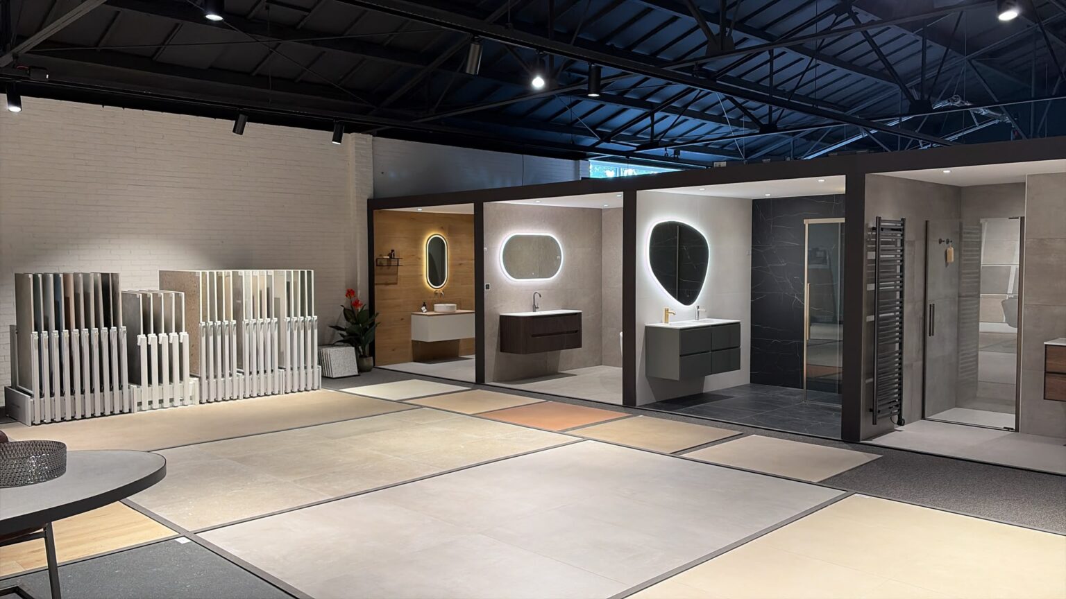 Overzicht van de tegel- en sanitairshowroom van Bol en van der Aa in Helmond